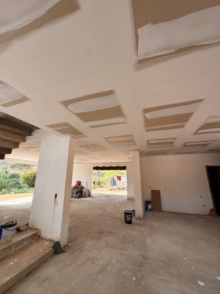 Detalhe de moldura decorativa em gesso